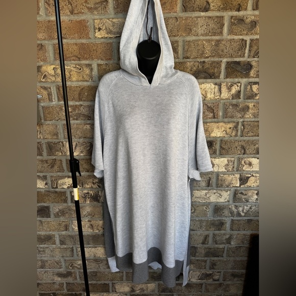 Lululemon Opened Up Poncho
DESIGNED FOR ON THE MOVE Size M/L - Picture 5 of 13